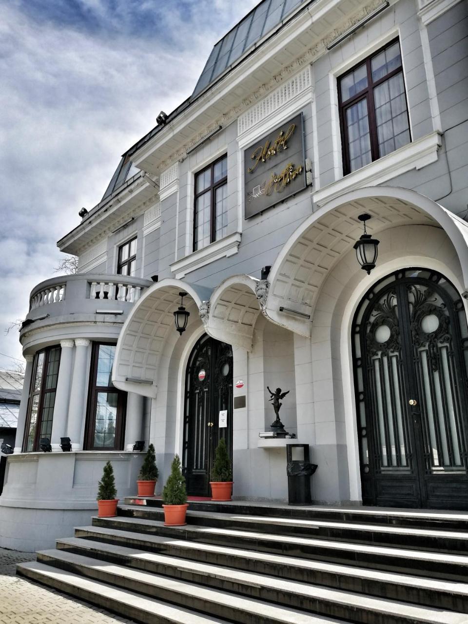 Hotel Angelo D'Oro Ploieşti Exteriör bild